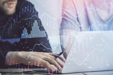 Arka planda ofiste bilgisayarda işadamı yazarak Forex grafiği. Analiz kavramı. Çift Pozlama.