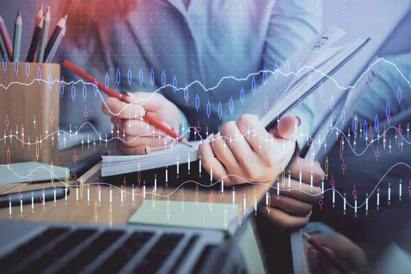 Een vrouw handen schrijven informatie over aandelenmarkt in Kladblok. Forex Grafiek hologrammen vooraan. Concept van onderzoek. Multi exposure — Stockfoto