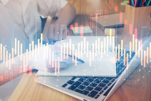 Gráficos financieros mostrados en las manos de las mujeres tomando notas antecedentes. Concepto de investigación. Doble exposición — Foto de Stock