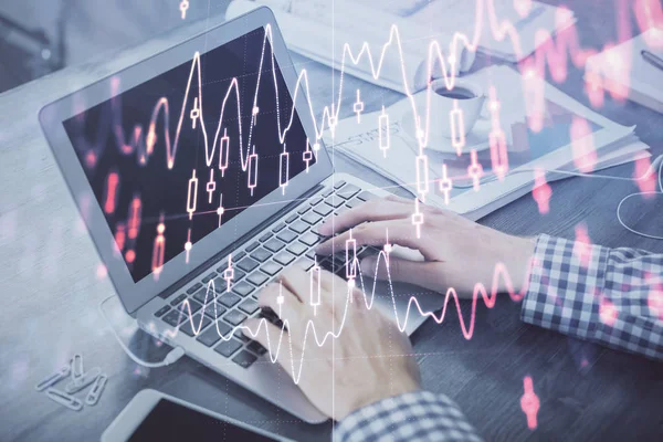 Doppia esposizione del grafico forex con l'uomo che lavora al computer sullo sfondo. Concetto di analisi di mercato. — Foto Stock