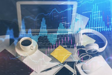 Forx çizelgesine ve bilgisayarla çalışma alanına çift pozlama. Uluslararası çevrimiçi ticaret kavramı.