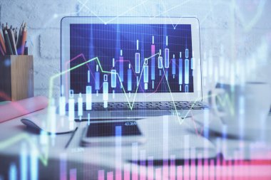 Masası ve kişisel bilgisayarı olan borsa grafiği. Çifte maruziyet. Mali analiz kavramı.