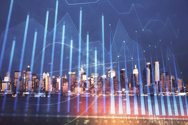 Gráfico financiero sobre paisaje nocturno de la ciudad con altos edificios de doble exposición de fondo. Concepto de análisis . —  Fotos de Stock