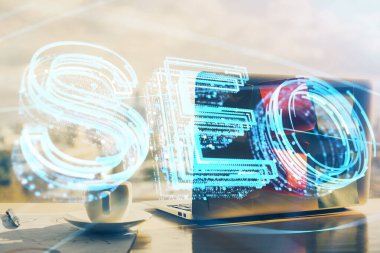 Bilgisayar ve seo çizim hologramı olan çok katmanlı bir tablo. Arama optimizasyon kavramı.