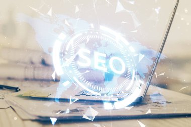 Bilgisayar ve seo çizim hologramı olan çok katmanlı bir tablo. Arama optimizasyon kavramı.