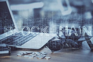 Blockchain temalı holograma ve bilgisayar arkaplanlı masaya çift pozlama. Bitcoin şifreleme para birimi kavramı.