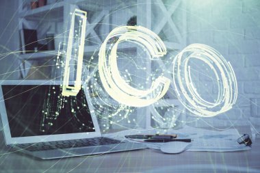 Blockchain temalı holograma ve bilgisayar arkaplanlı masaya çift pozlama. Bitcoin şifreleme para birimi kavramı.