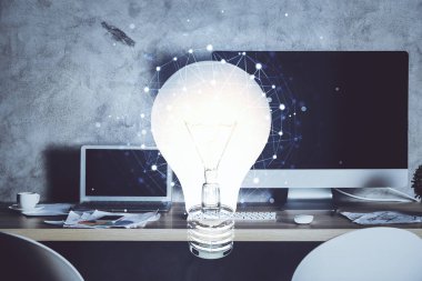 Bilgisayar ofisinde ampul simgesi hologramıyla birlikte. Çoklu maruz kalma. Fikir kavramı.