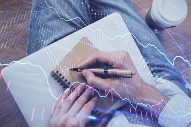 Forex grafiği ile borsa notları yapan adamın çift pozlama.