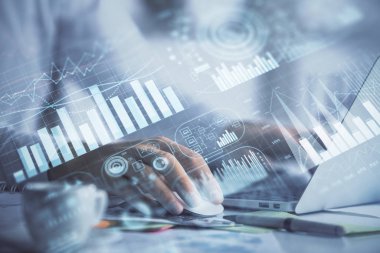 Arka planda bilgisayarda çalışan bir adamla ön x grafiğine iki kez maruz kalıyoruz. Pazar analizi kavramı.