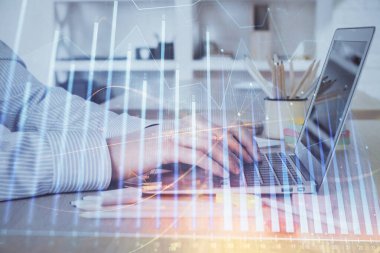 Arka planda dizüstü bilgisayar üzerinde çalışan adam ile borsa grafiği çift pozlama. Finansal analiz kavramı.