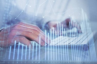 Arka planda ofiste bilgisayarda yazan adam ile grafik çift pozlama. Sıkı çalışma kavramı.