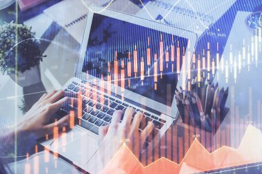 Arka planda ofiste bilgisayarda çalışan işadamı ile Forex grafiği. Sert çalışma kavramı. Çoklu pozlama.
