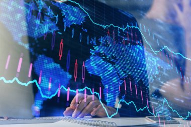 Arka planda ofiste bilgisayarda işadamı yazarak Forex grafiği. Analiz kavramı. Çift Pozlama.