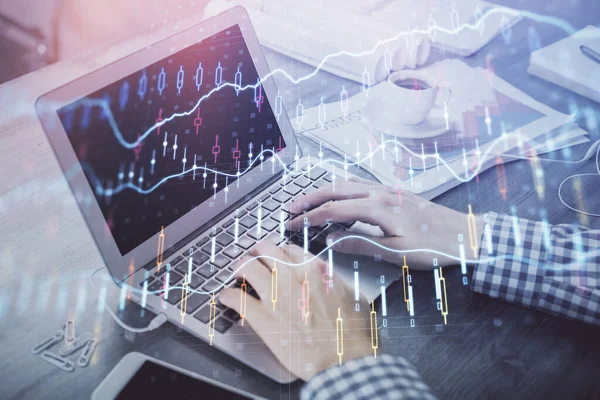 Doppelbelichtung des Forex-Graphen mit einem Mann, der am Computer im Hintergrund arbeitet. Konzept der Marktanalyse. — Stockfoto