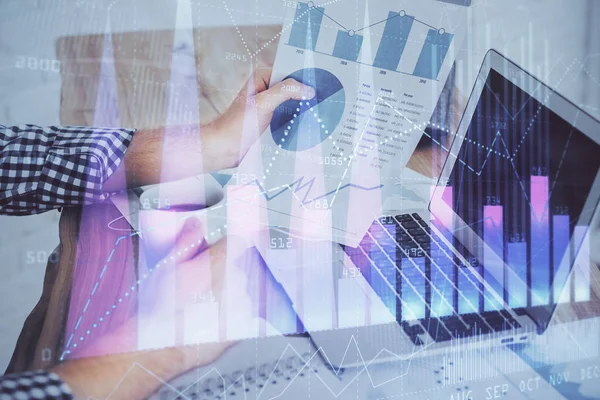 Gráfico de Forex con hombre de negocios que trabaja en la computadora en la oficina en segundo plano. Concepto de trabajador. Exposición múltiple . — Foto de Stock