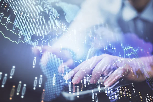 Arka planda ofiste bilgisayarda işadamı yazarak Forex grafiği. Analiz kavramı. Çift Pozlama.