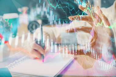 Forex tablosu WOMANS el notları arka plan alarak görüntülenir. Araştırma kavramı. Çoklu pozlama