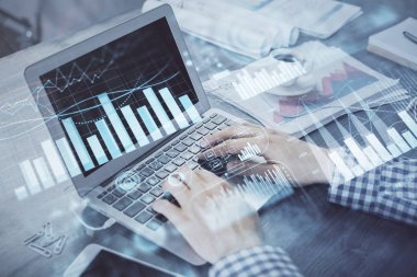 Arka planda bilgisayarda çalışan bir adamla ön x grafiğine iki kez maruz kalıyoruz. Pazar analizi kavramı.