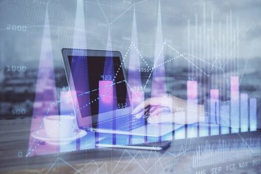 Arka planda ofiste bilgisayarda bilgisayarda yazan adam ile grafik çoklu pozlama. Sıkı çalışma kavramı. Closeup.