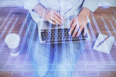 Arka planda ofiste bilgisayarda çalışan işadamı ile Forex grafiği. Analiz kavramı. Çift Pozlama.