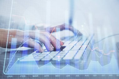 Arka planda ofiste bilgisayarda çalışan işadamı ile Forex grafiği. Sert çalışma kavramı. Closeup. Çoklu pozlama.