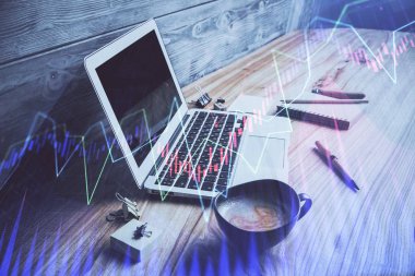 Forx çizelgesine ve bilgisayarla çalışma alanına çoklu maruz kalma. Uluslararası çevrimiçi ticaret kavramı.