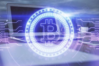 Blockchain temalı holograma ve bilgisayar arkaplanlı masaya çift pozlama. Bitcoin şifreleme para birimi kavramı.