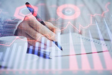 Forex tablosu WOMANS el notları arka plan alarak görüntülenir. Araştırma kavramı. Çift Pozlama