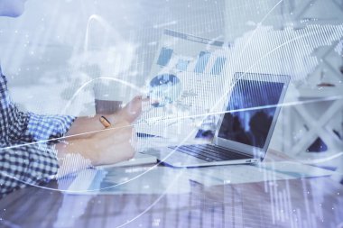 Adam ile mali grafik multi pozlama arka planda ofiste çalışır. Analiz kavramı.