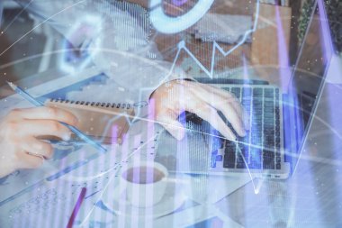 Arka planda ofiste bilgisayarda çalışan işadamı ile Forex grafiği. Sert çalışma kavramı. Çoklu pozlama.