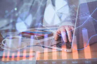 Arka planda ofiste bilgisayarda çalışan işadamı ile Forex grafiği. Sert çalışma kavramı. Çoklu pozlama.