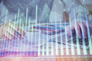 Arka planda ofiste bilgisayarda çalışan işadamı ile Forex grafiği. Sert çalışma kavramı. Çift Pozlama.