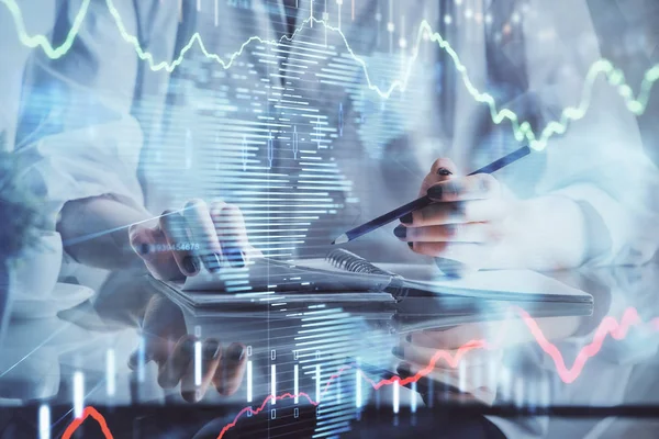 Gráfico de divisas financiera dibujado sobre las manos tomando notas fondo. Concepto de investigación. Doble exposición —  Fotos de Stock