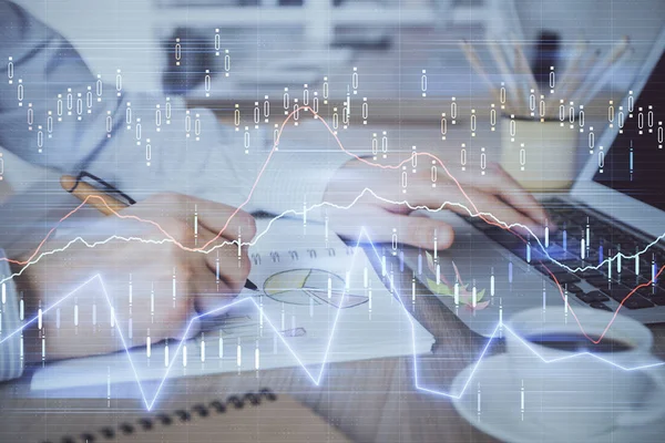 Multi exposição do gráfico do mercado de ações com o homem que trabalha no laptop em segundo plano. Conceito de análise financeira . — Fotografia de Stock
