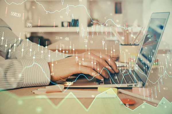 Двойная экспозиция графика фондового рынка с человеком, работающим на ноутбуке на заднем плане. Концепция финансового анализа . — стоковое фото