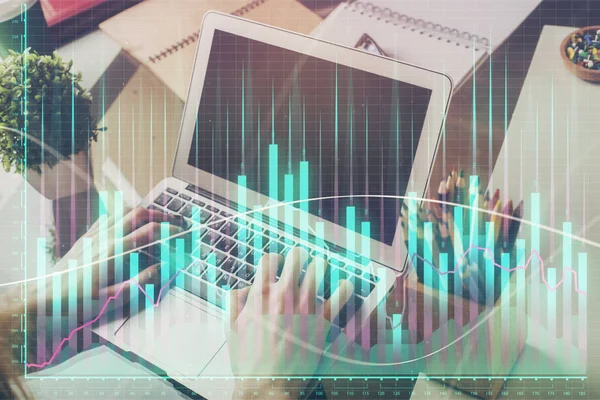 Dubbele blootstelling van de Stock Graph met zakenman typen op de computer in Office op de achtergrond. Concept van hard werken. — Stockfoto