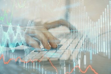 Arka planda ofiste bilgisayarda çalışan işadamı ile Forex grafiği. Sert çalışma kavramı. Closeup. Çoklu pozlama.