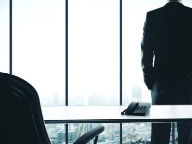 Ofiste duran bir iş adamı.