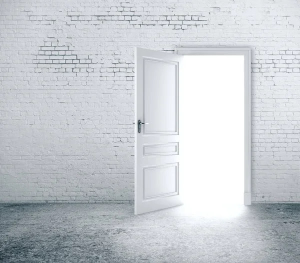 Открытая дверь в белой кирпичной стене . — стоковое фото
