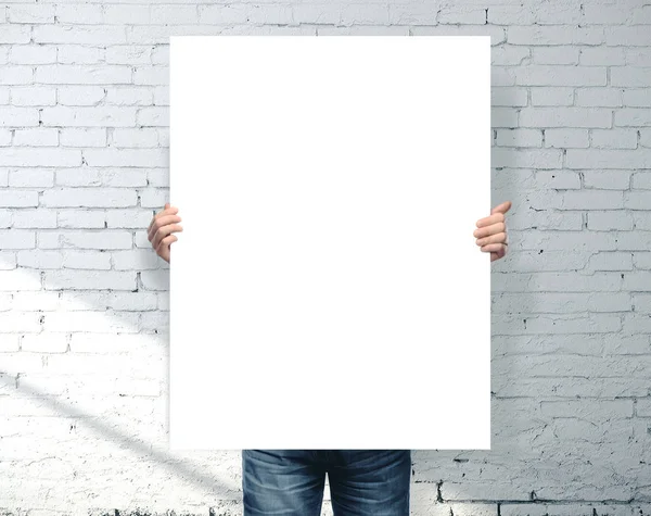 Empresario sosteniendo banner en blanco — Foto de Stock