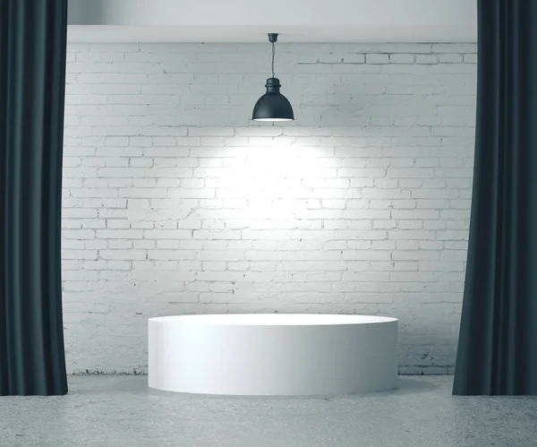 Parede de tijolo em branco, pódio e lâmpada — Fotografia de Stock