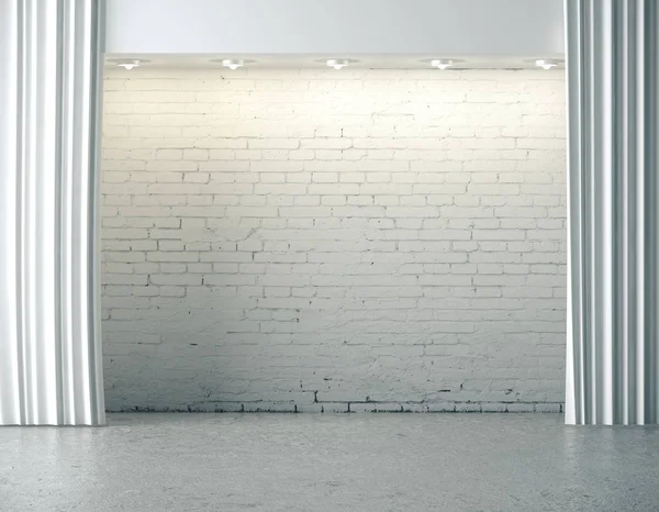 Ściana grunge cegły z lampą sufitową i zasłonami. — Zdjęcie stockowe
