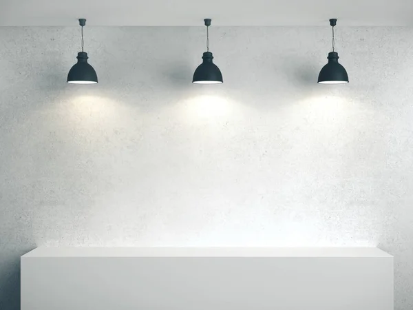 Blanco betonnen wand, podium en drie lampen. — Stockfoto