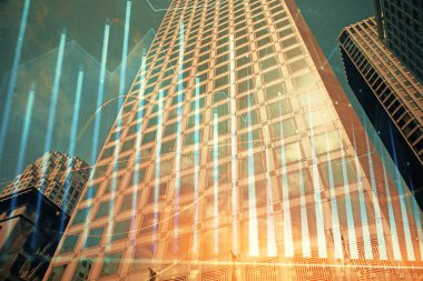 Yüksek binaların arka planında çoklu pozlama olan eski şehir haritası. Finansal araştırma kavramı.