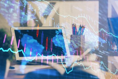 Finansal grafik renkli çizimler ve arka planda bilgisayar olan tablolar. Çoklu maruz kalma. Uluslararası pazarlar kavramı.