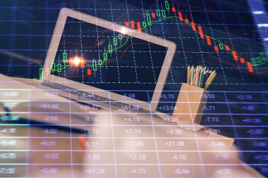 Finansal tablo çizimi ve arka planda bilgisayar olan bir tablo. Çifte maruziyet. Uluslararası pazarlar kavramı.