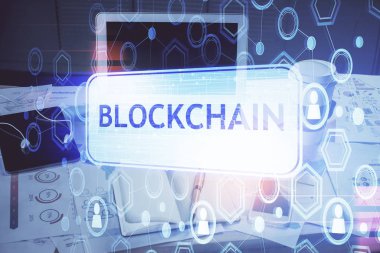 Blockchain temalı holograma ve bilgisayar arkaplanlı masaya çift pozlama. Bitcoin şifreleme para birimi kavramı.