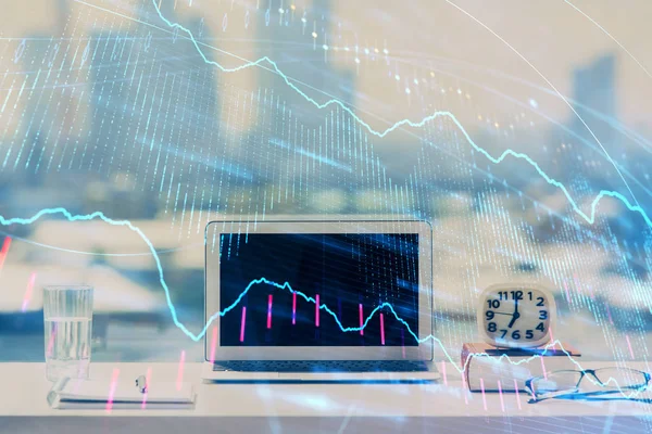 Holograma gráfico del mercado de valores dibujado en el fondo del ordenador personal. Exposición múltiple. Concepto de inversión. —  Fotos de Stock