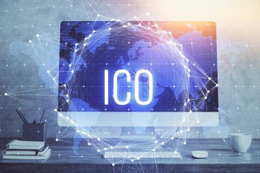 Blockchain temalı holograma ve bilgisayar arkaplanlı masaya çift pozlama. Bitcoin şifreleme para birimi kavramı.